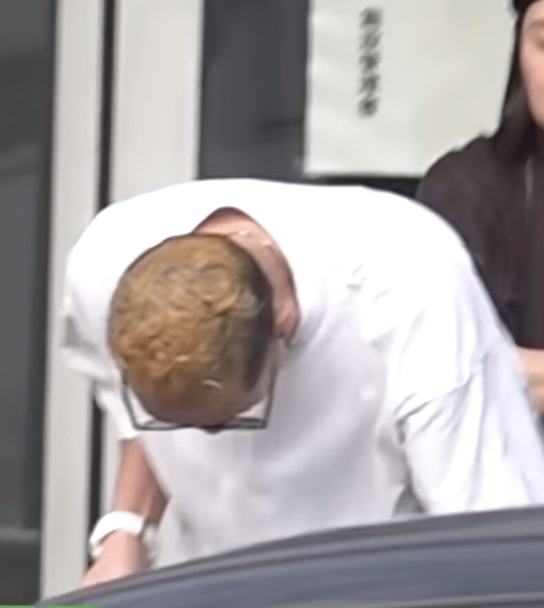頭を下げる松岡昌宏
